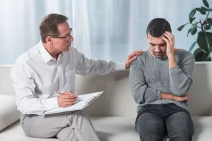 A therapist is giving counselling to a participants.